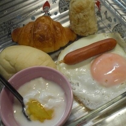 おはようございま～す。
今朝の私の朝食と一緒に・・・・・・
ゆずヨーグルト、やめられないわ～～～
(*^_^*)